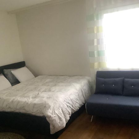 Chambre Spacieuse Et Confortable Avec Ecran Plat Oetwil an Der Limmat Экстерьер фото